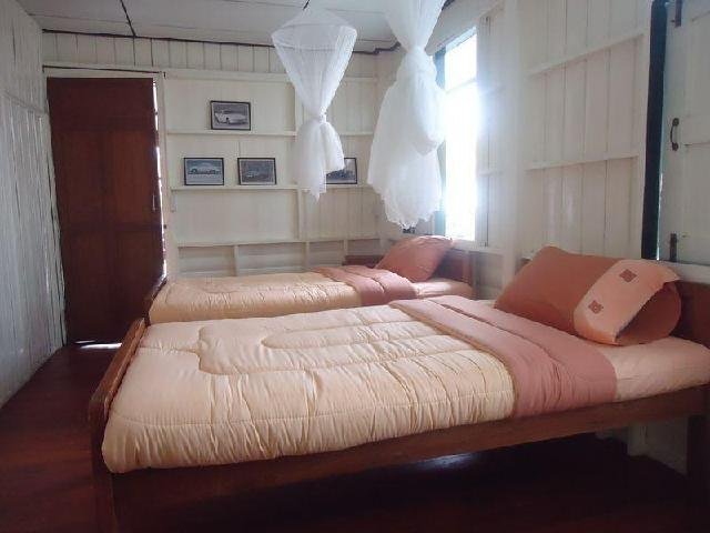Bedroom with mosquito net at Ayutthaya Antique Homestay