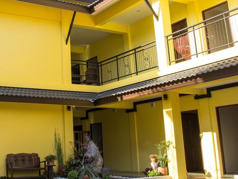 Upper walkway and ground-floor courtyard at Baan Pordeedin