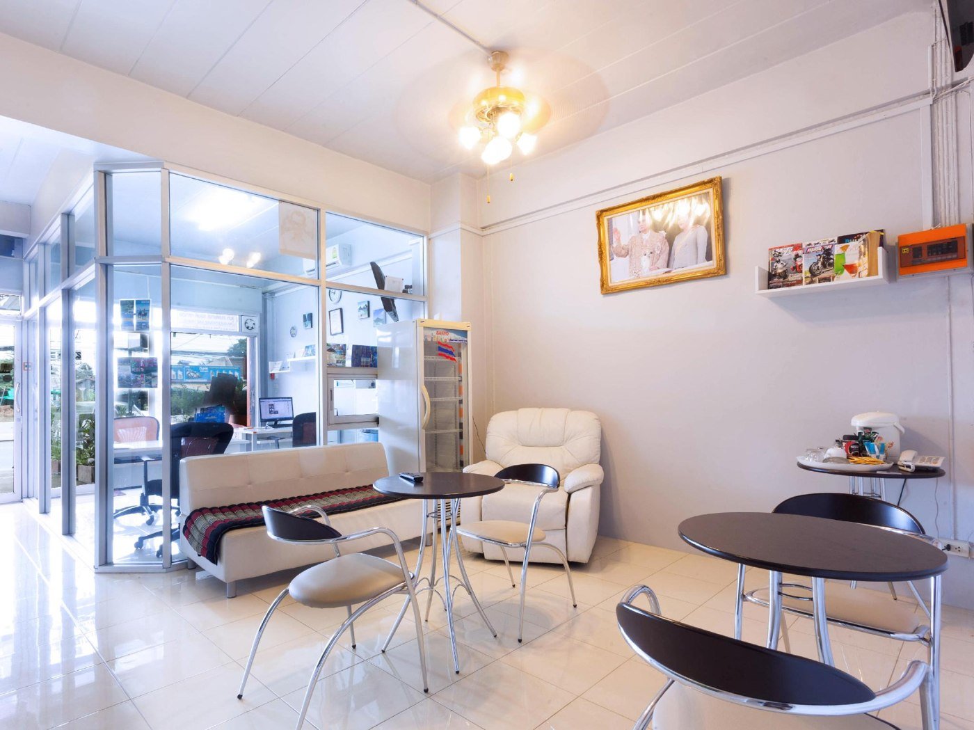 Lounge and seating area at Luna Guesthouse and Travel