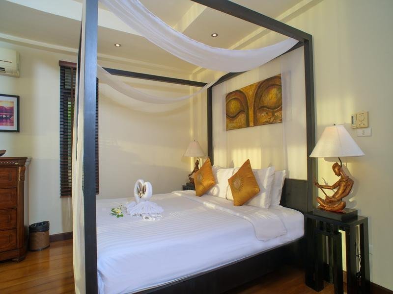 Four-poster bed at Por de Sol Private Pool Villa