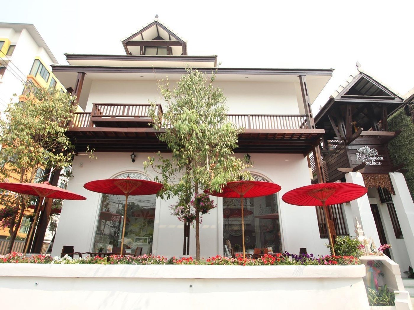 Ratchiangsaen Flora House facade with red parasols