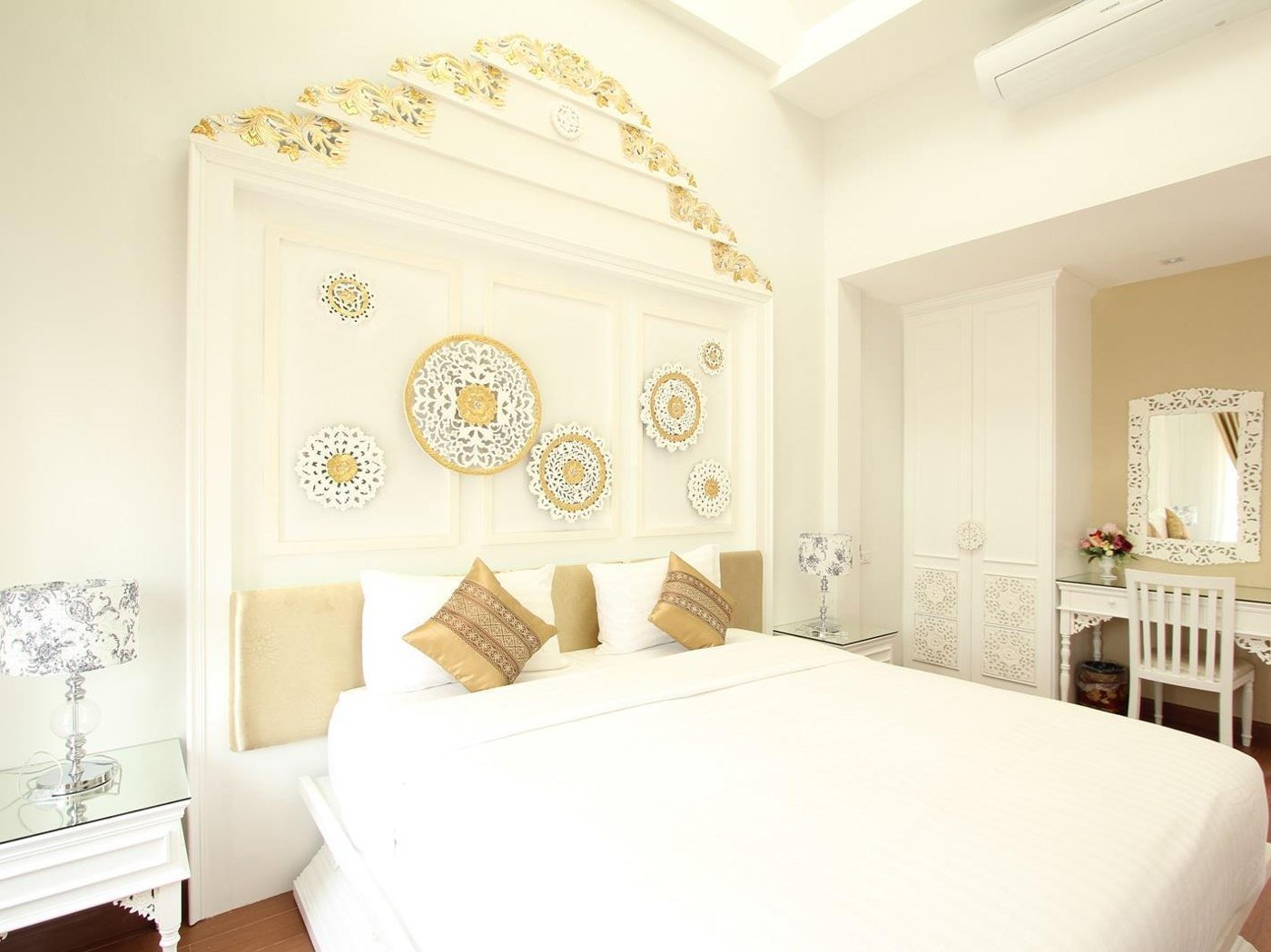 Decorative double bedroom at Ratchiangsaen Flora House