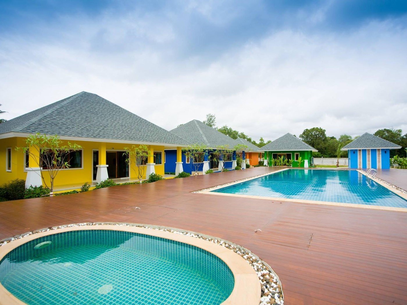 Swimming pool and bungalow row at Thai O.T. Khaolak Resort